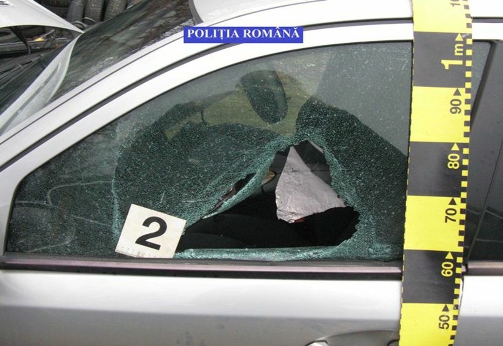 Mai mulţi tineri din Zalău, printre care şi minori, trimişi în judecată după ce au spart 12 maşini (FOTO)