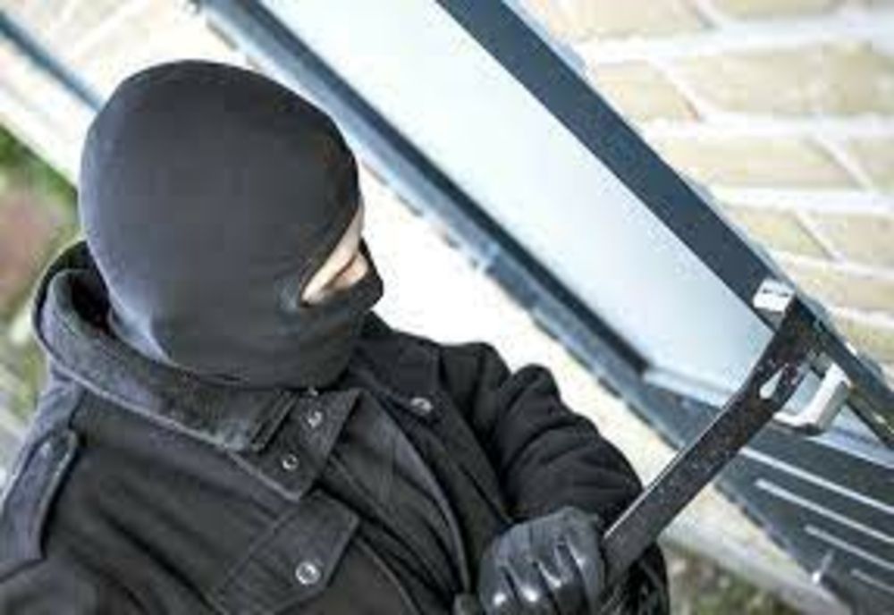 Trei tineri mascaţi au intrat în casă peste o femeie din Cehu Silvaniei, au bătut-o şi i-au furat 180 de lei