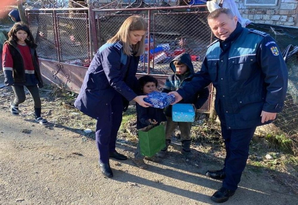 Polițiștii sălăjeni și voluntarii Crucii Roșii Filiala Sălaj au donat 600 de perechi de încălțăminte pentru copii (FOTO)