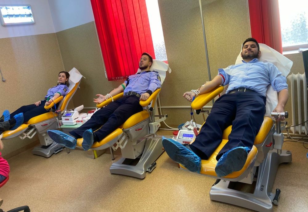 În preajma sărbătorilor, polițiștii sălăjeni au ales să facă un dar neprețuit, oferit din inimă - au donat sânge pentru a salva vieți!