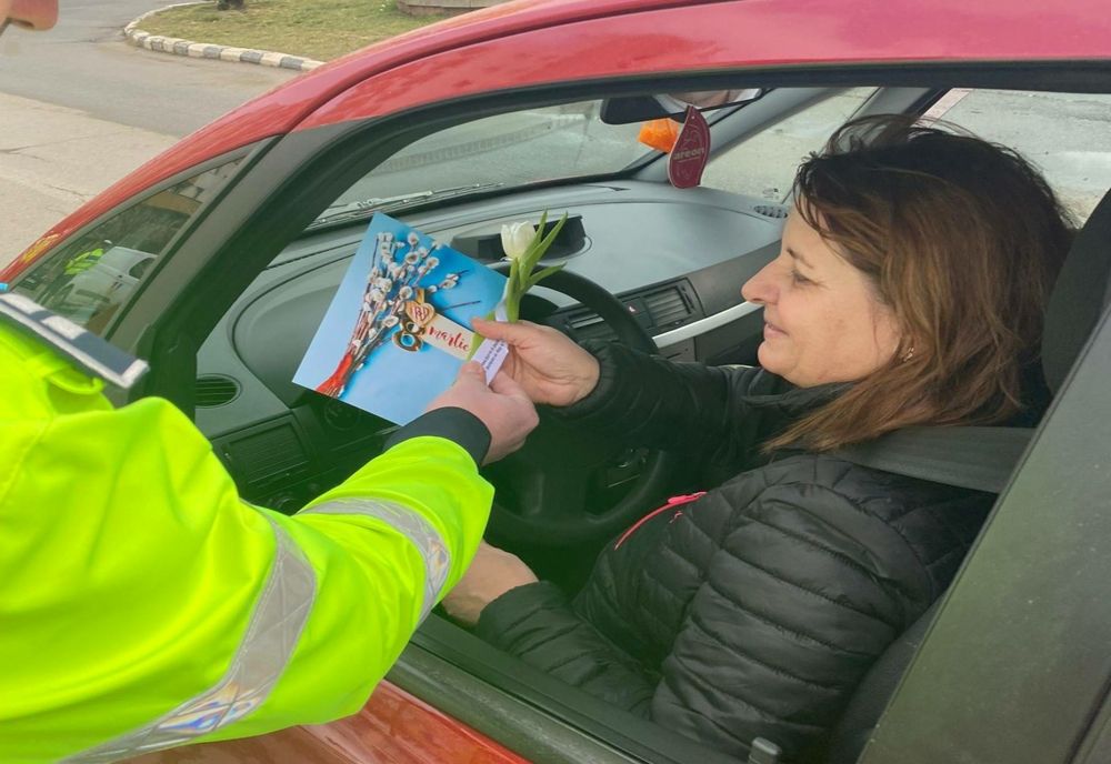 Femeile prezente în trafic, întâmpinate cu felicitări, flori și recomandări preventive, de polițiștii sălăjeni (FOTO)