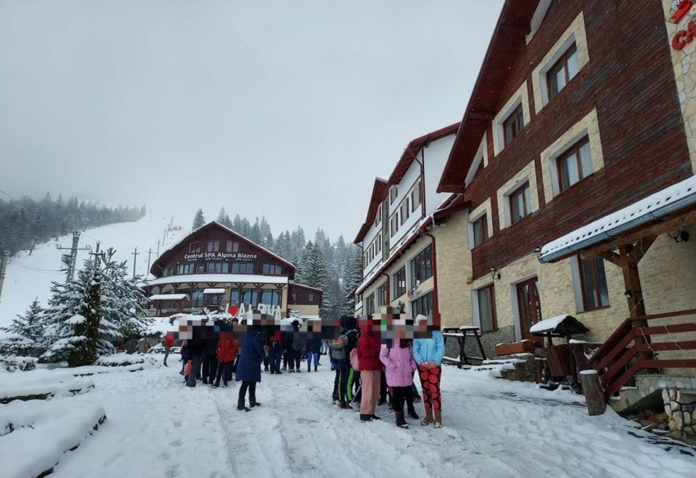 FOTO: Peste 100 de elevi din Zalău, rămași blocați din cauza ninsorilor în Alpina Blazna! Jandarmii montani din Rodna i-au ajutat să coboare până în localitatea Șanț