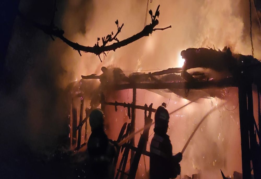 Incendiu violent izbucnit la anexa unei gospodării din localitatea Cehei (FOTO)