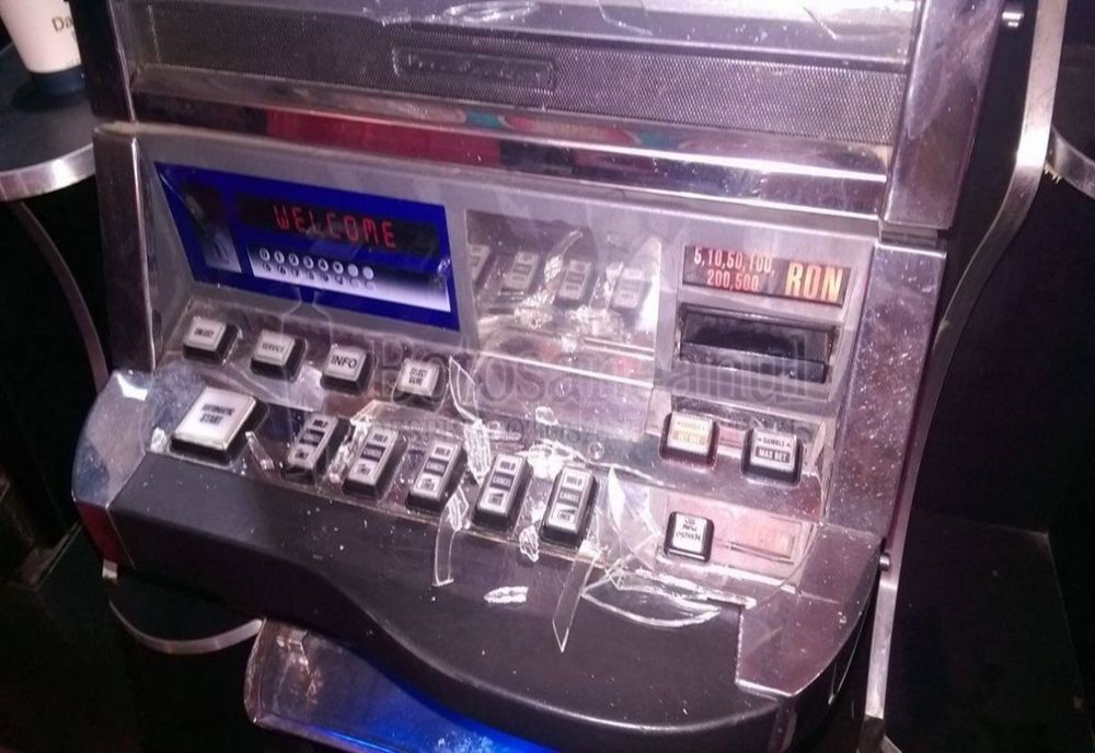 Supărat pe păcănele! Un bărbat din Jibou a distrus un aparat