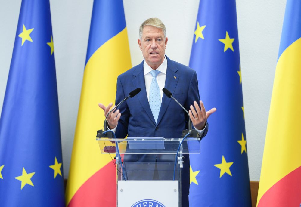 Iohannis a semnat decretele. Drapelul de luptă, acordat DGPI şi Institutului '"Cantacuzino" din Capitală