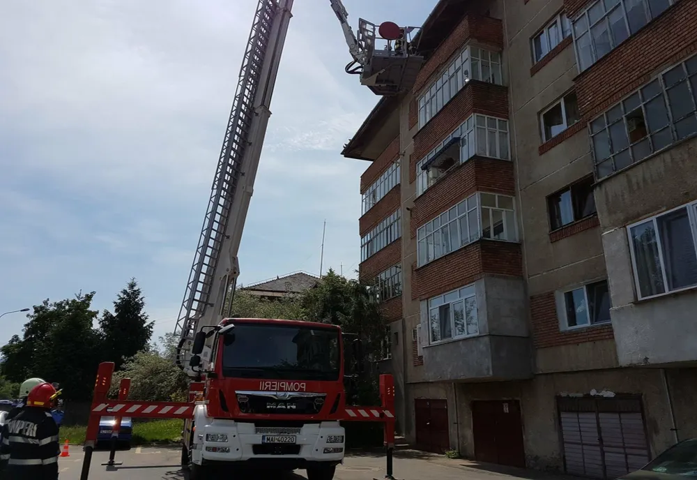 Probleme din cauza vântului la Zalău. Pompierii, chemați în sprijin