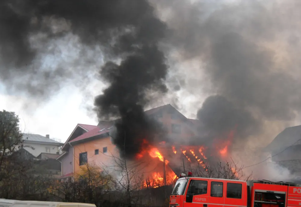 Incedniu într-o gospodărie din localitatea Dragu. Pompierii, chemaţi în ajutor