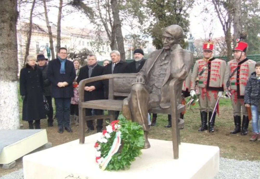 Statuia poetului Ady Endre, amplasată în centrul orașului fără aviz de la Cultură 