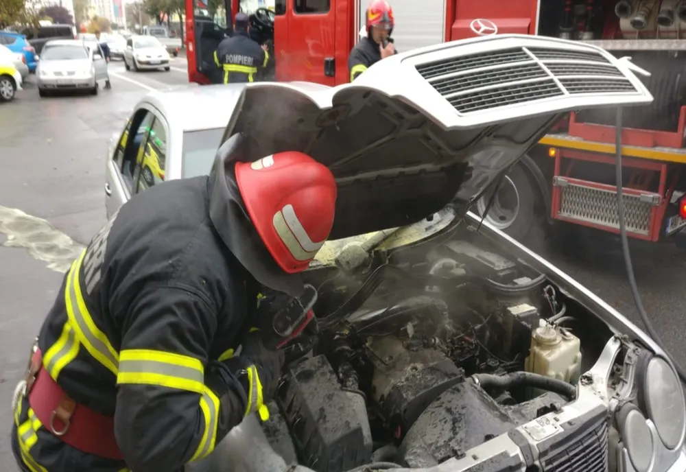Incendiu pe bulevardul din Zalău, mașină cuprinsă de flăcări 