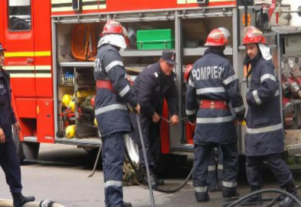 Garaj, cuprins de flăcări la Șimleu. Pompierii, chemați în ajutor