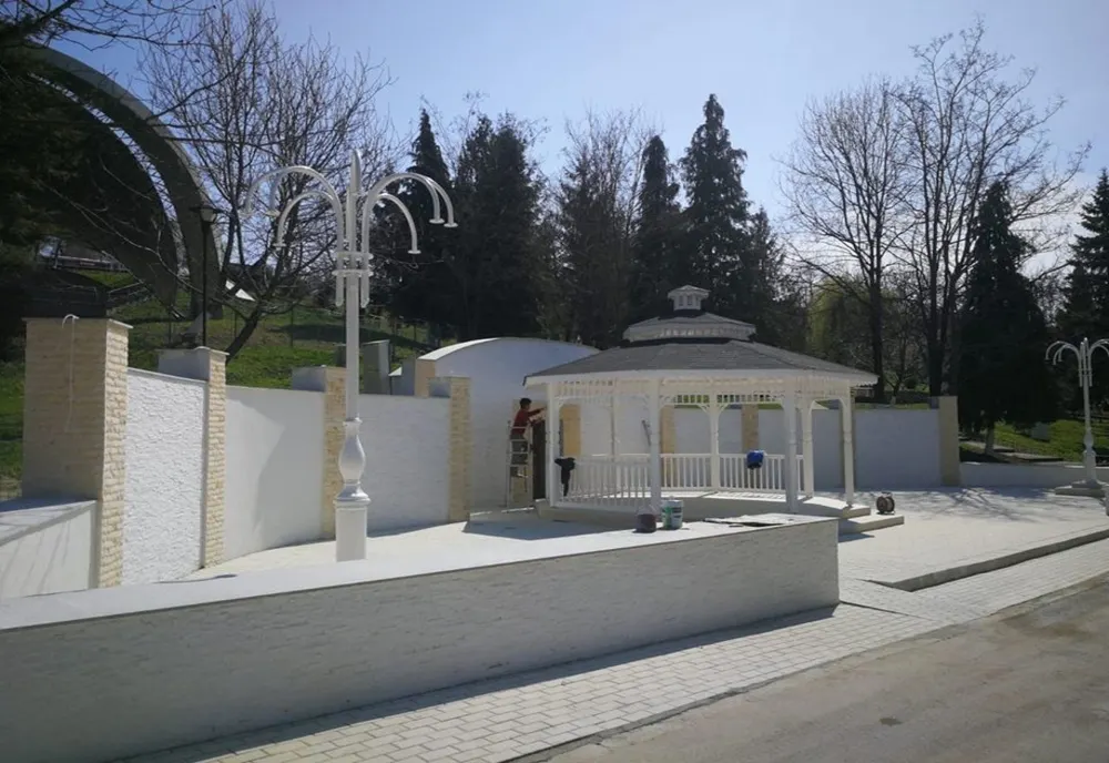 În Parcul Central, continuă amenajarea foișorului pentru oficierea căsătoriilor. Lucrarea, finalizată până la Paște
