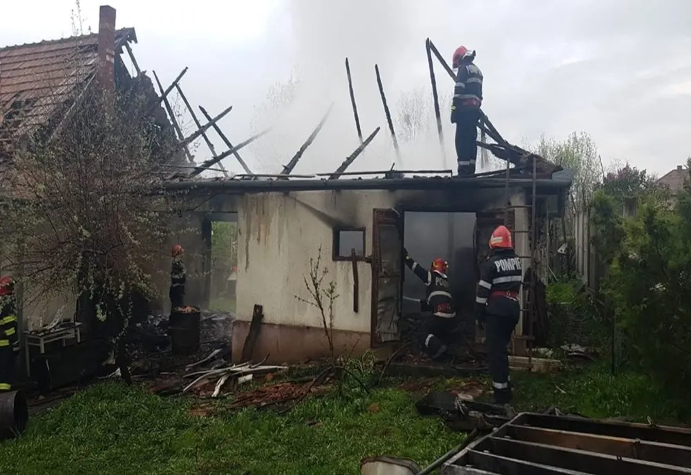 Incendiu într-o gospodărie din Gârceiu, izbucnit de la un frigider