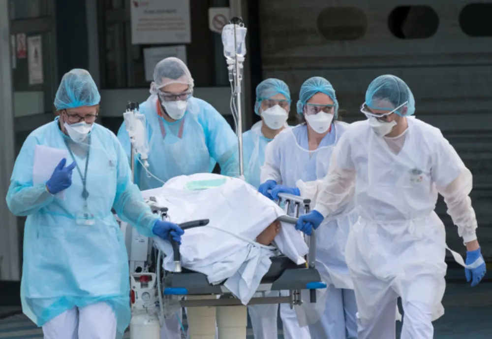 În România se raportează toate decesele pacienţilor infectaţi cu COVID-19, indiferent dacă virusul a fost cel care a dus la moartea acestora sau dacă a fost vorba despre multiple comorbidităţi