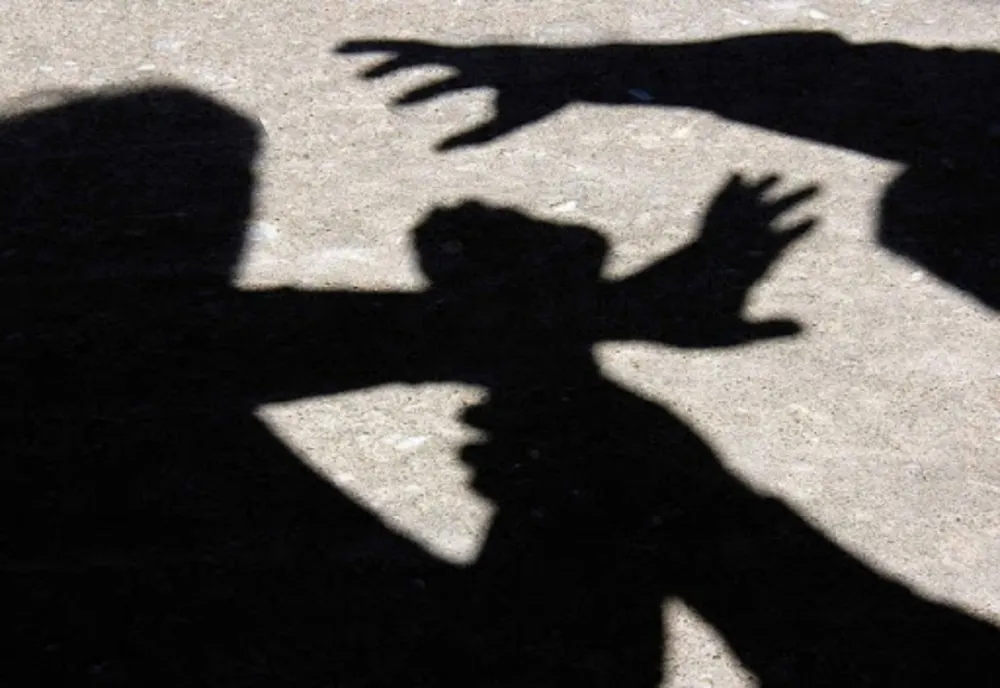 Video Imagini revoltătoare în Zalău. Adolescentă, umilită și bătută de alte patru fete