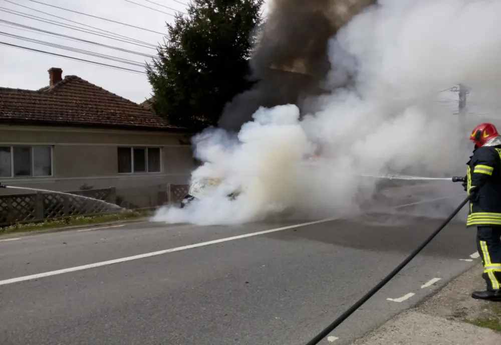 Incendiu în centrul localității Gălpâia. Un autoturism a fost cuprins de flăcări