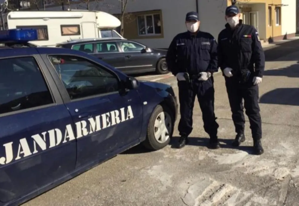 Aflat în carantină, un bărbat a sărit de la etajul I al clădirii