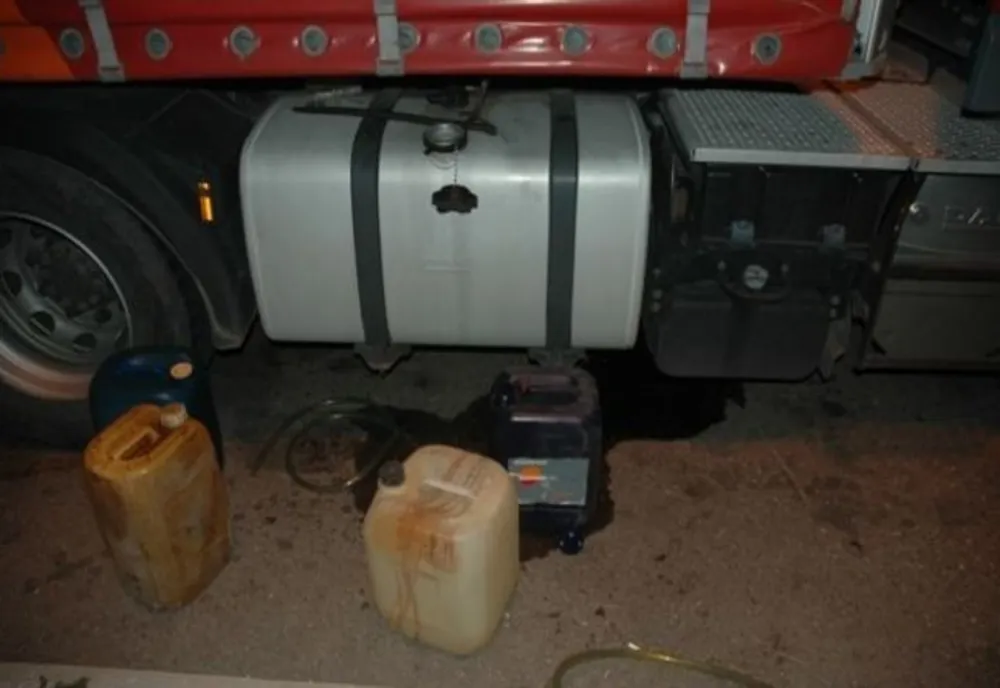Tânăr depistat în timp ce transporta combustibil fără documente de provenienţă