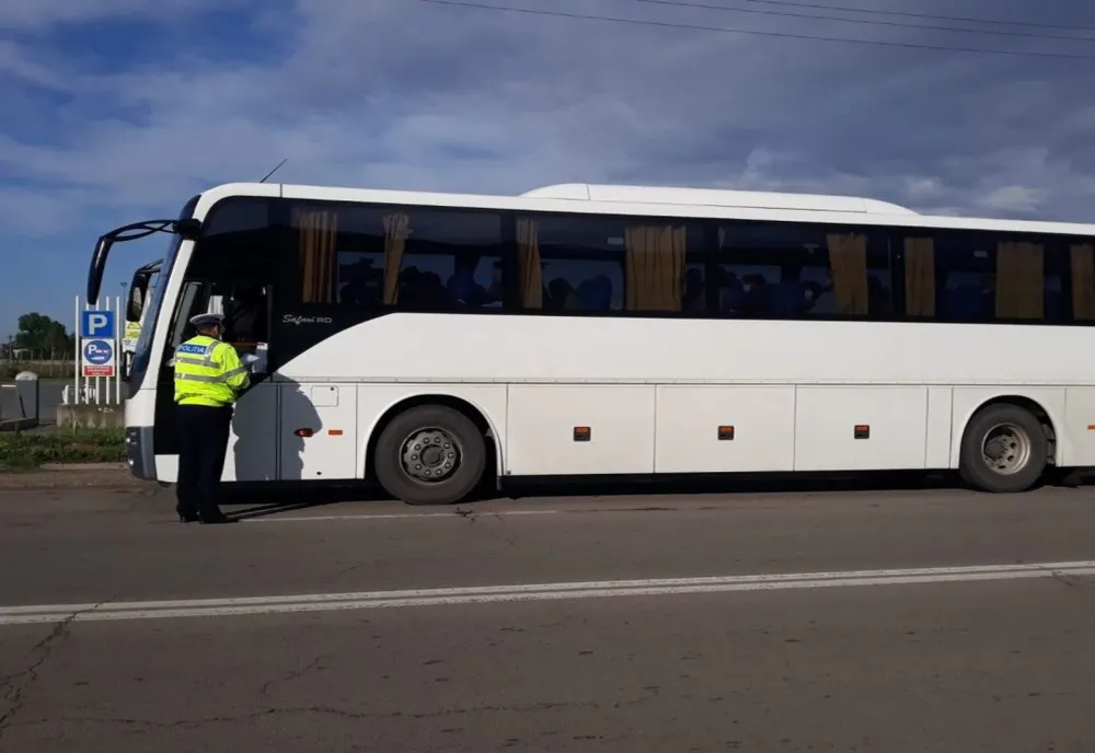 Zeci de sancţiuni aplicate de poliţişti în cadrul unei acţiuni privind transportul de persoane