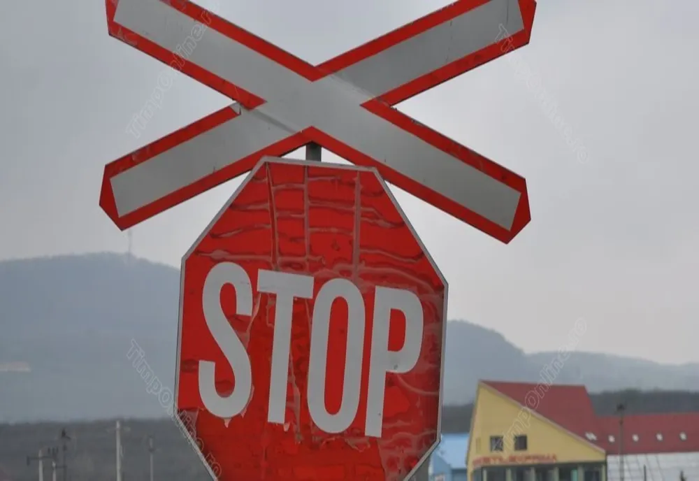 Zece şoferi au rămas fără permis de conducere pentru că nu au oprit la trecerea la nivel cu calea ferată