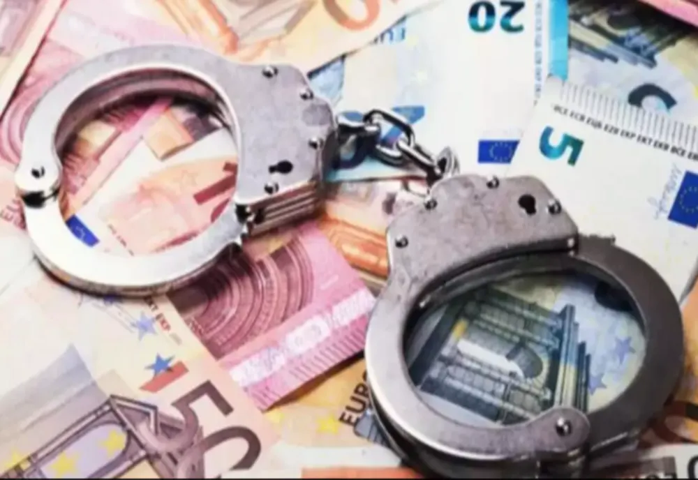 A vrut să scape de un dosar penal cu o șpagă de 8.000 de euro, dar s-a mai ales cu unul