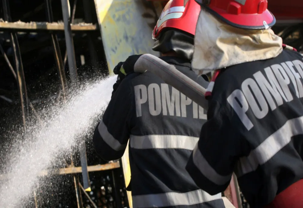 Casă cuprinsă de flăcări în Păsa! O femeie a suferit un atac de panică