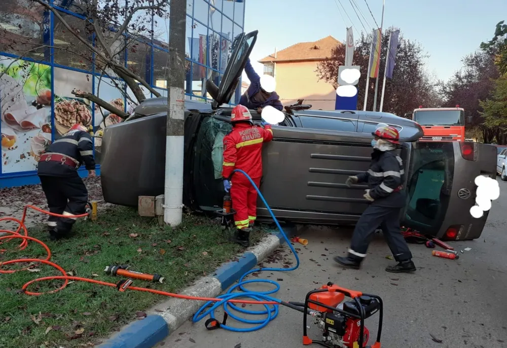 Accident în Șimleu Silvaniei! Autoturism, în care se aflau 4 minori, răsturnat. Șoferița a ajuns la spital