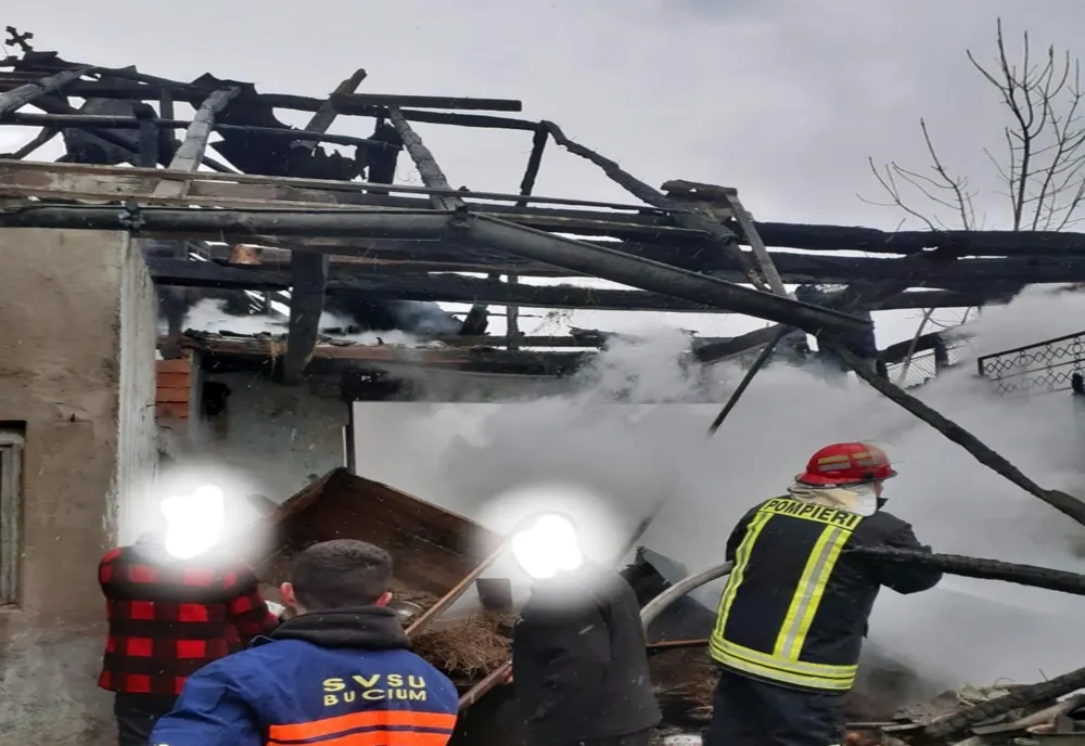 Anexă a unei gospodării din Buciumi, afectată de incendiu! Focul a mistuit acoperișul și 2 tone de porumb