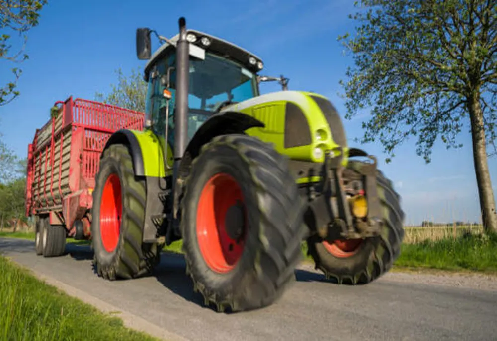 A condus un tractor neînmatriculat și s-a ales cu dosar penal