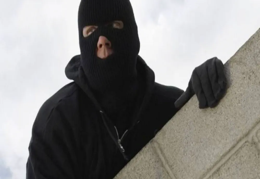 Jafuri în stil mafiot în Sălaj! Mascați cu cagule au jefuit două bătrâne 