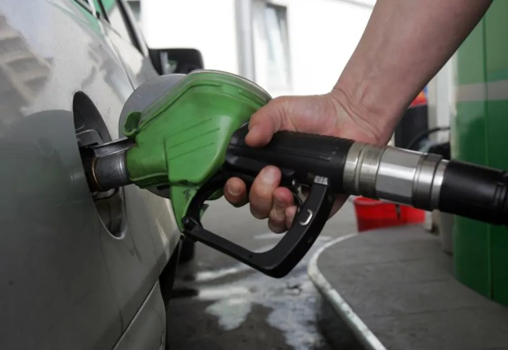 Benzina și motorina se vor scumpi din nou. Embargoul asupra Rusiei îi va arde pe șoferi la buzunare