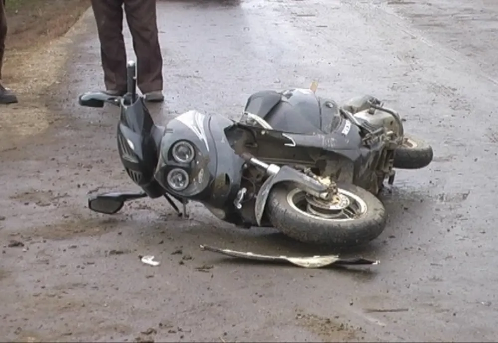 S-a autoaccidentat, în timp ce conducea fără permis și sub influența alcoolului, un moped neînregistrat
