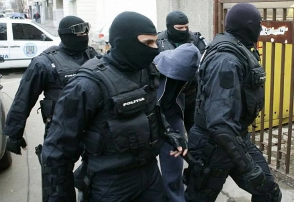 OPT PERSOANE AUDIATE PENTRU DEȚINERE ILEGALĂ DE ARME. UN BĂRBAT, REȚINUT DUPĂ CE AR FI INTRODUS ÎN ȚARĂ O ARMĂ LETALĂ ADUSĂ DIN SPANIA
