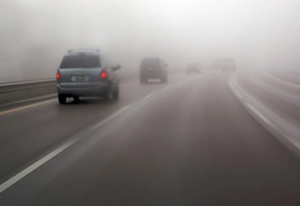 INFOTRAFIC: SE CIRCULĂ ÎN CONDIȚII DE CEAȚĂ PE MAI MULTE ARTERE RUTIERE DIN ȚARĂ