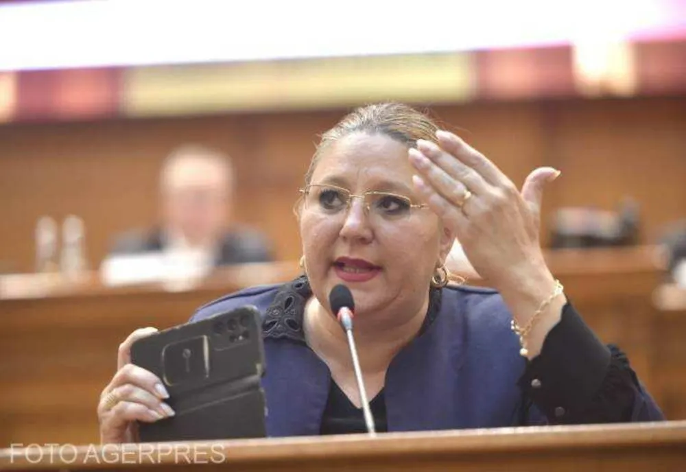 DIANA ȘOȘOACĂ, PĂRĂSITĂ DE PATRU DEPUTAȚI ȘI DOI SENATORI. DEMISII ÎN HUIDUIELI DIN GRUPURILE PARLAMENTARE SOS