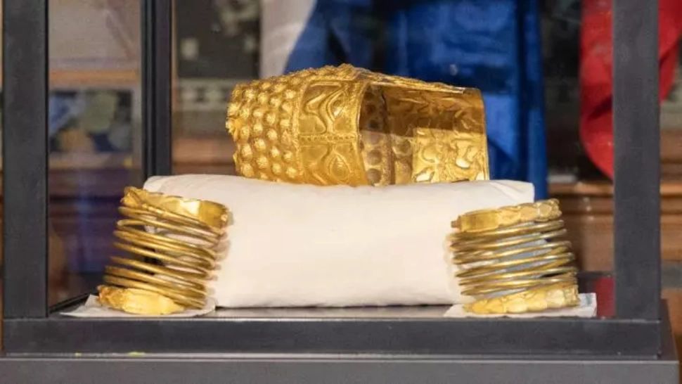 Coiful de la Cotofenesti si cele doua bratari dacice