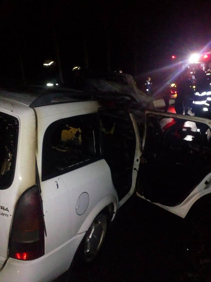 autoturism mistuit de flăcări