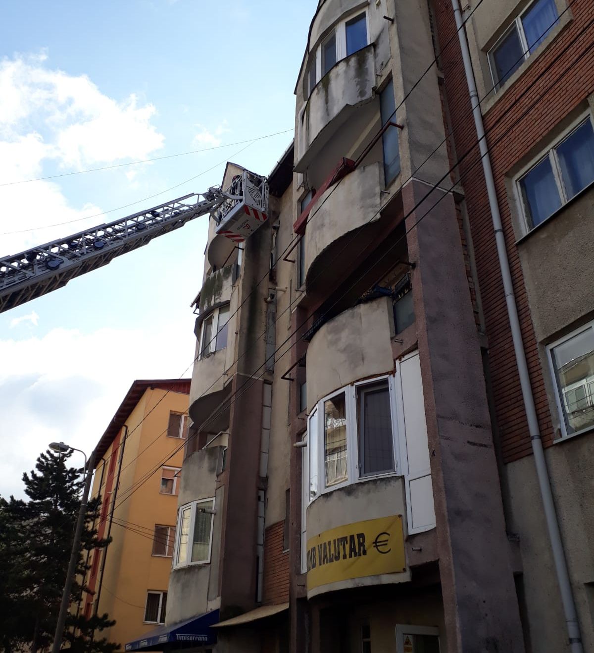 pompieri tencuiala blocuri