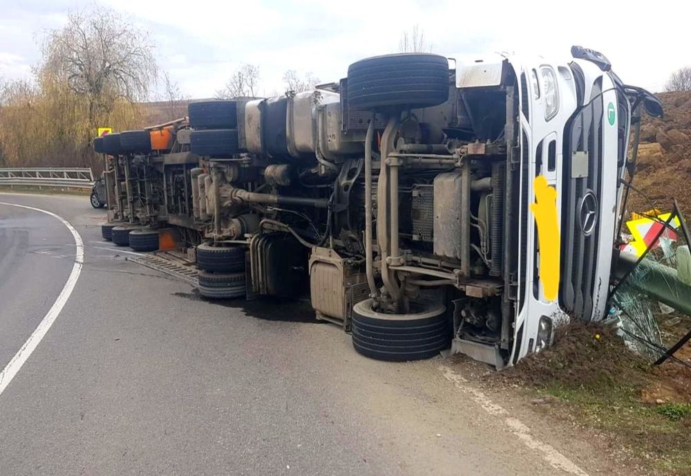 Autotren, răsturnat la ieșire din localitatea Crișeni