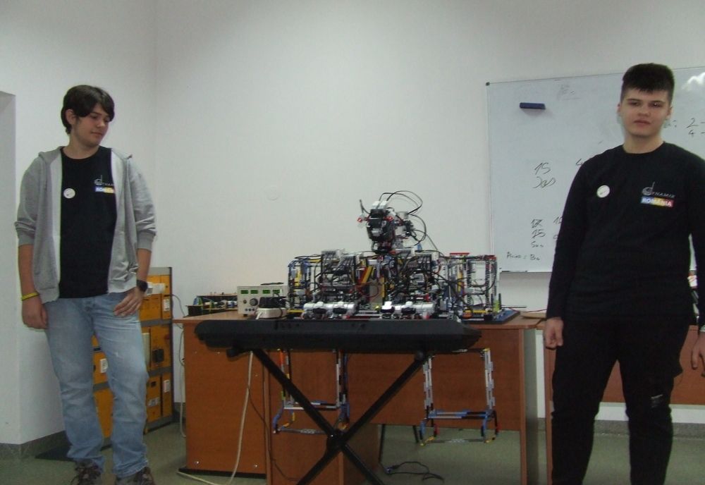 Robotul profesor Roby, creația a doi elevi zălăuani, în faza finală a Concursului Internațional de Robotică din Ungaria