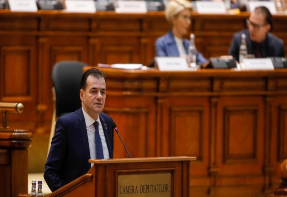 În premieră! Guvernul și-a asumat în Parlament răspunderea pe buget. Cumulul pensiei cu salariul, interzis