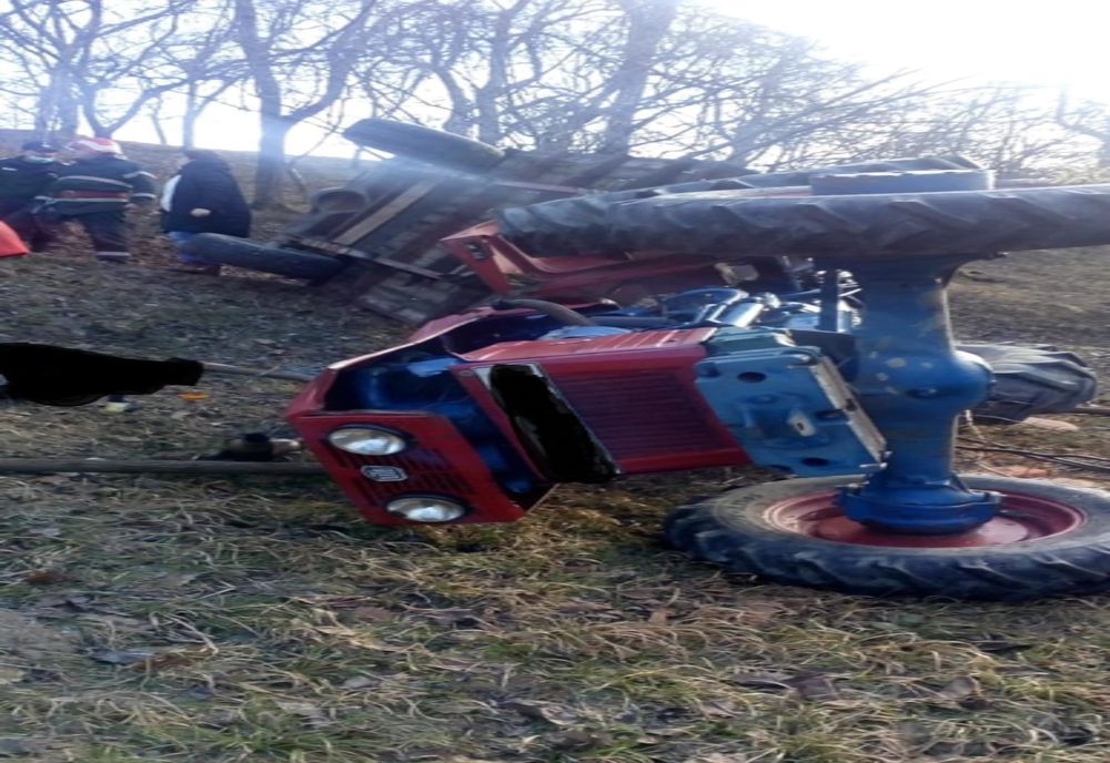 În stare gravă după ce s-a răsturnat cu tractorul