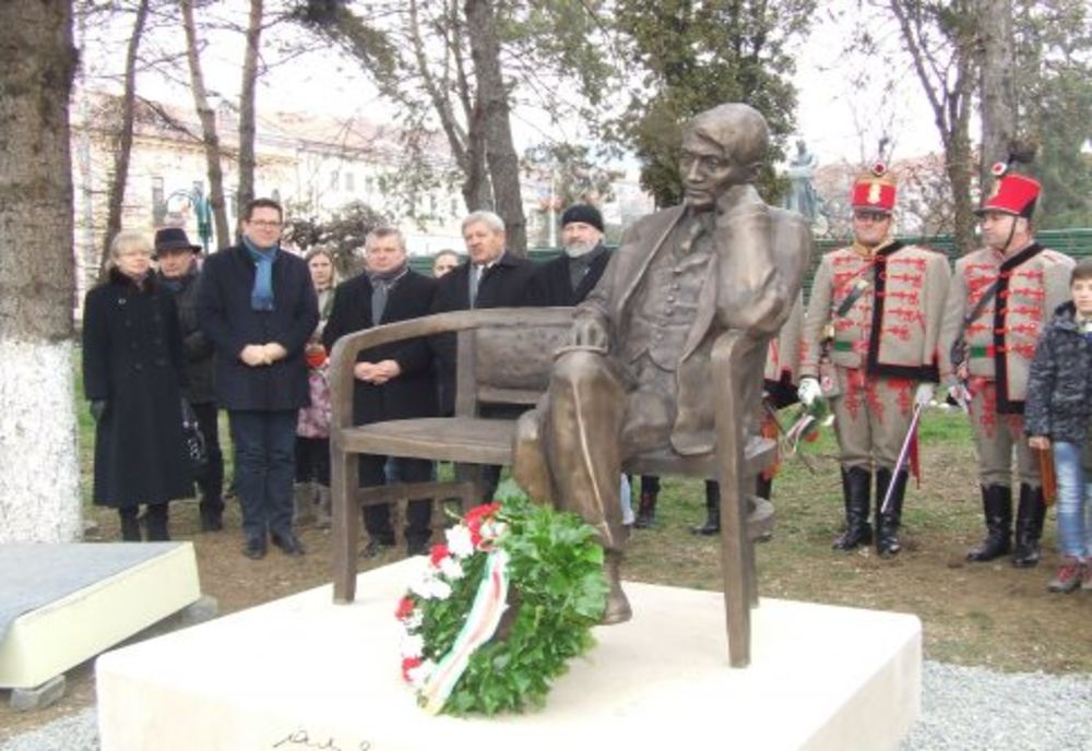 Statuia poetului Ady Endre, amplasată în centrul orașului fără aviz de la Cultură