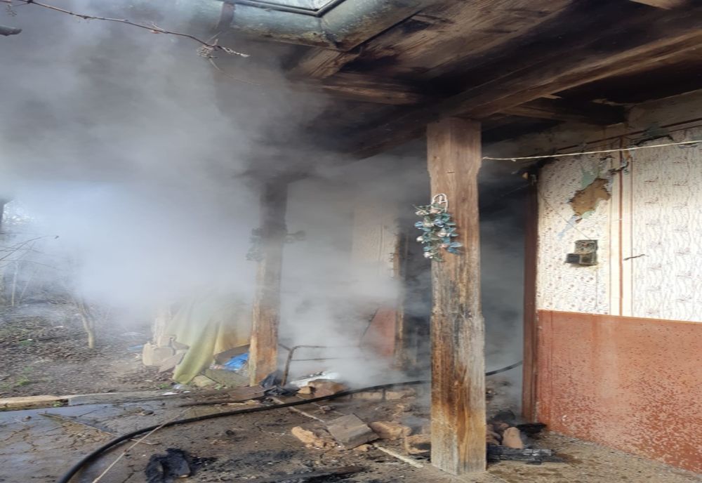 Incendiu la un atelier auto din localitatea Camăr. O centrală termică, cuprinsă de flăcări 