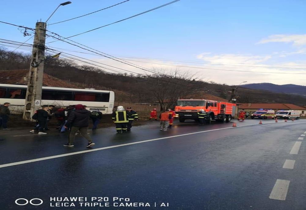 A ajuns cu autobuzul în curtea unui imobil