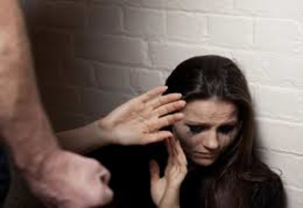 Parlamentarii ignoră legea care ar putea salva sute de femei de la agresiune domestică