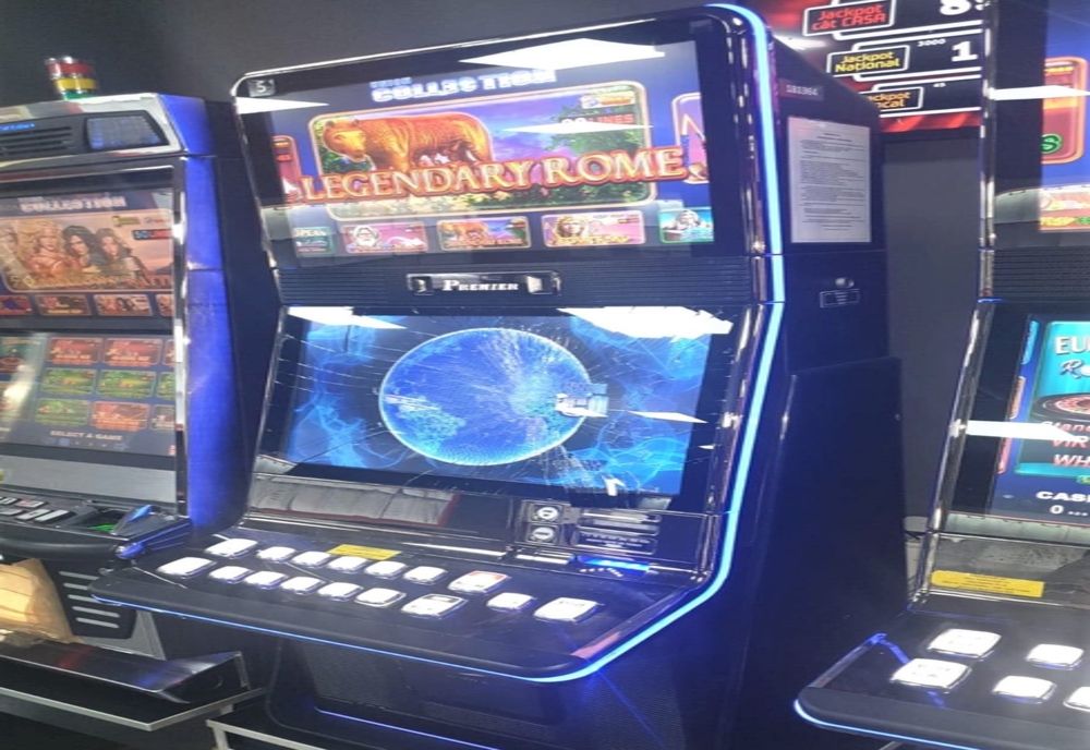 A pierdut bani la păcănele și de nervi a spart ecranul aparatului. Tânăr de 20 de ani, cercetat pentru distrugere