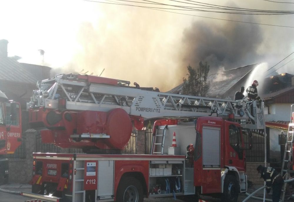 Două case din cartierul Ortelec, cuprinse de flăcări. Pompierii, la fața locului