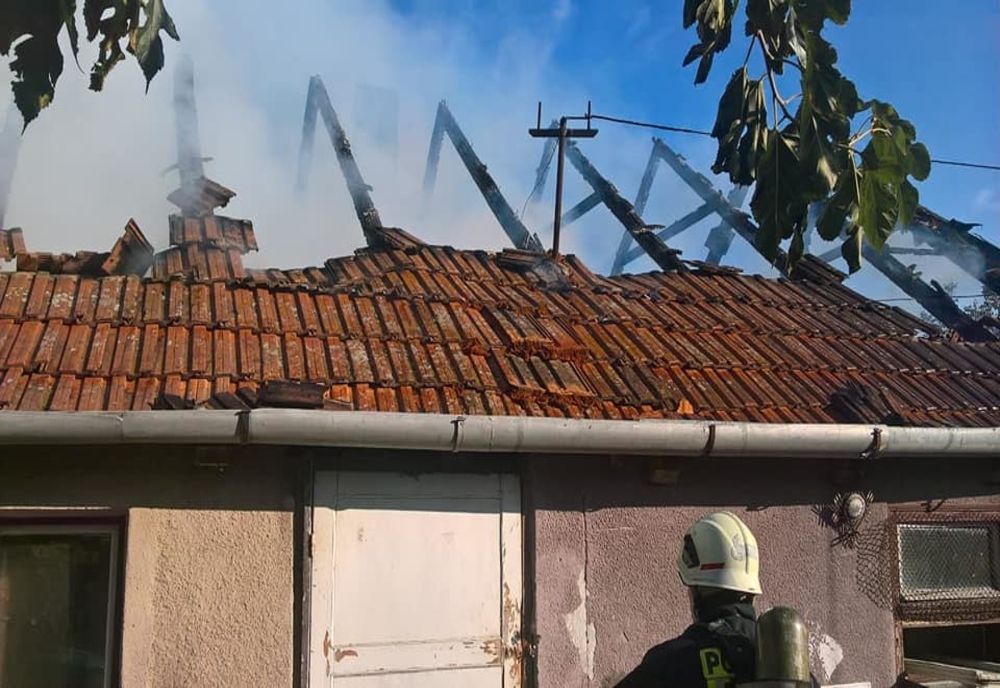 Acoperișul unei case din localitatea Camăr, mistuit de flăcări. Pompierii, chemați în ajutor 