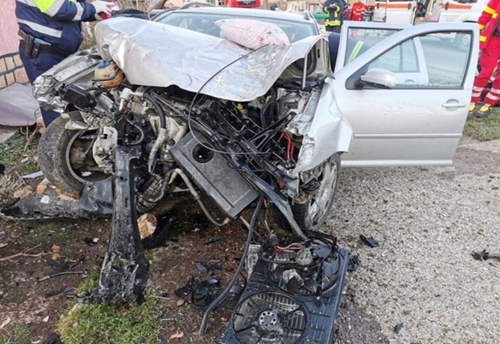 Accident în localitatea Aluniș. Două persoane, transportate la Urgență