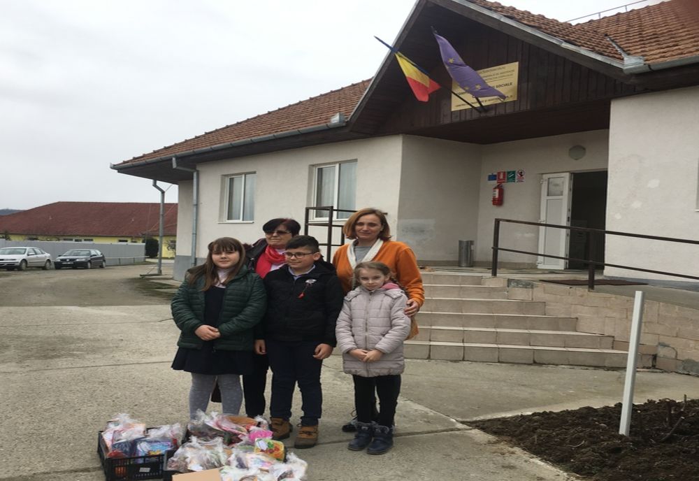  Daruri simbolice pentru femeile de la Complexul de Servicii Sociale Crasna, oferite de elevi